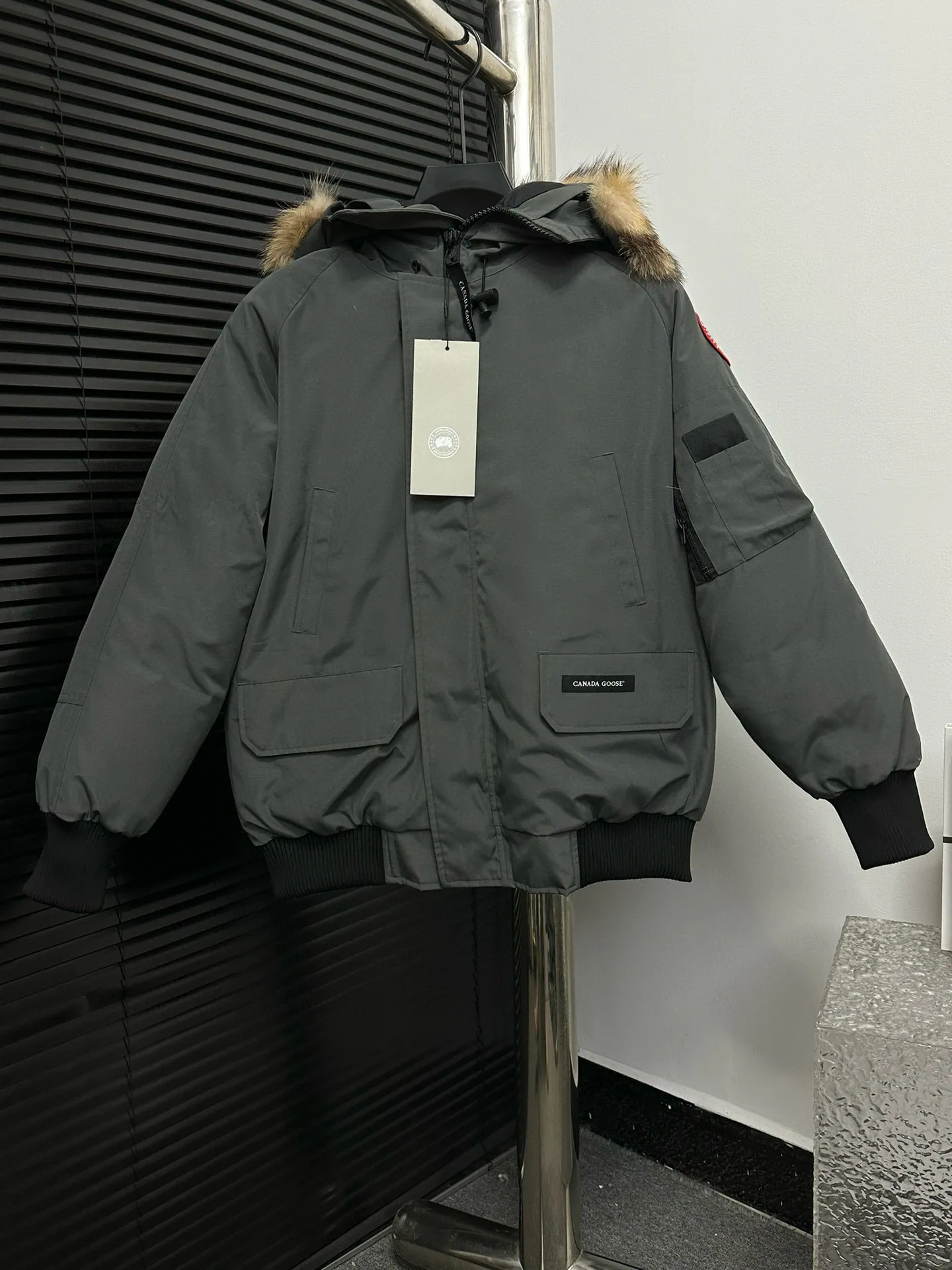 P780 [Canada goose] 01 Exdition Parka Down Jacket for Couples. Genuine original version. You need to compare with the genuine product at any time. All accessories are custom-made from the original factory. 💯The softness and hardness of the fabric is compared with the original one. It can be restored by kneading at will (fabric misunderstanding: fabrics with high hardness are not waterproof. Only those who buy the latest authentic version this year will notice the softness and comfort of the fabric) 💯The down is synchronized with the genuine white duck down, fluffy and not lumpy. Electronically controlled velvet filling machine 💯Customized zippers with genuine YKK military-grade copper core zipper pullers, high hardness and no jamming 💯The fur collar is purchased from Western Canada coyote skin original customization 💯All workmanship and wiring are controlled by workers with more than ten years of service. They must be horizontal and vertical, and are not crooked. The inner wiring density is more sophisticated. Feel free to compare 💯label, collar label, washed label, hangtag, zipper rope, pocket label Back label, collar velvet, Velcro fasteners, cuffs, all details are updated simultaneously with the original product. The best version, the most complete colors, battle all kinds of worldly goods, sizes: XS-XXL